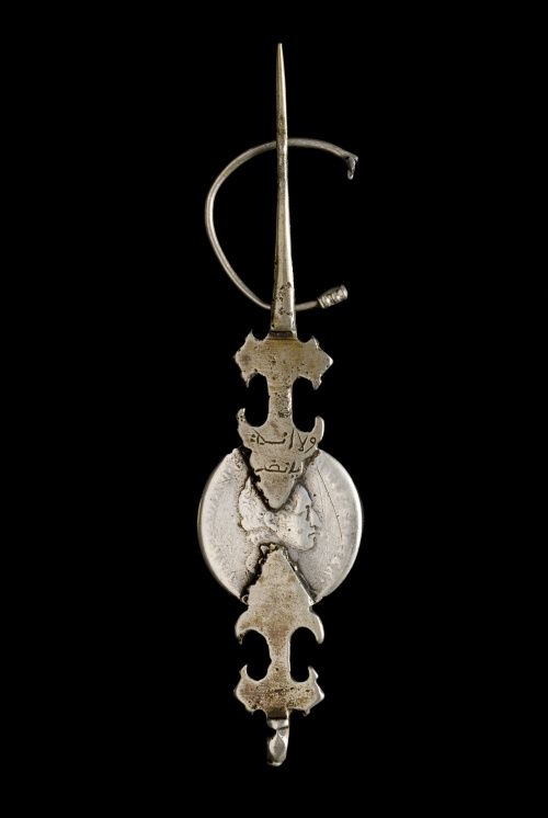 Lote formado por doce fíbulas con monedas