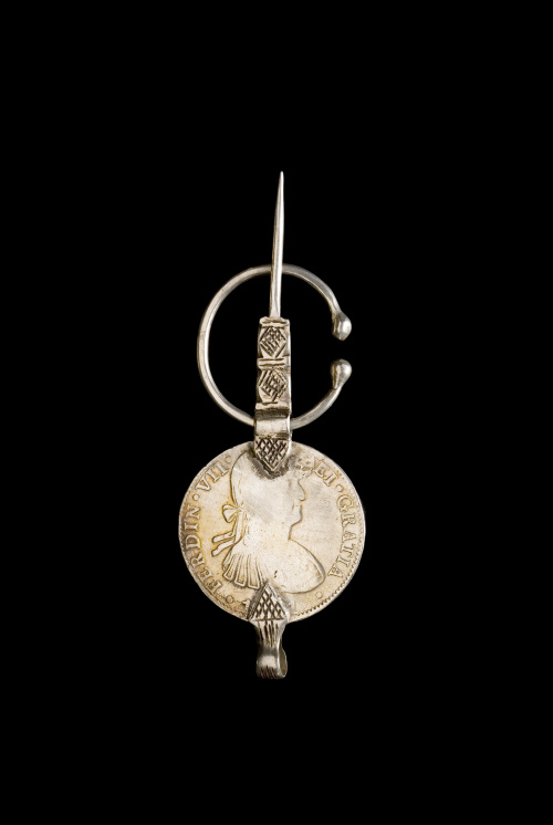 Lote formado por doce fíbulas con monedas