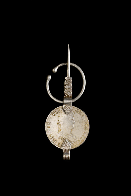 Lote formado por doce fíbulas con monedas