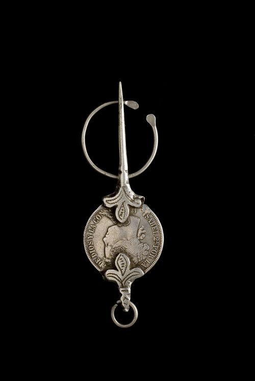 Lote formado por doce fíbulas con monedas 