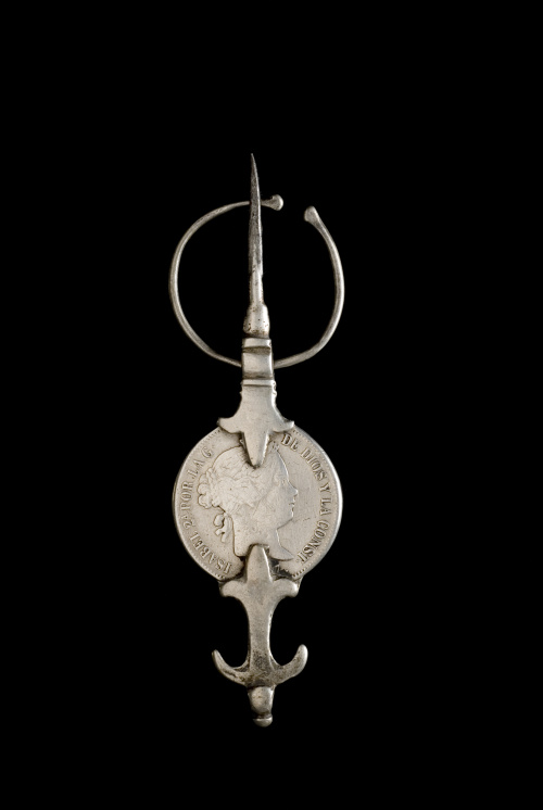 Lote formado por doce fíbulas con monedas 