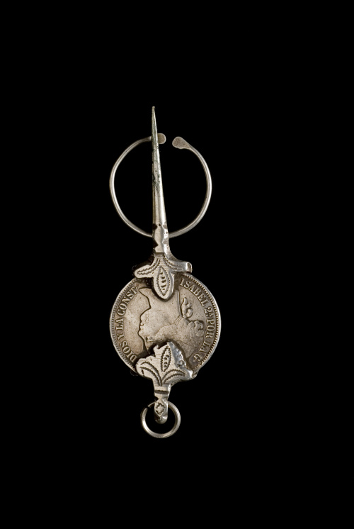 Lote formado por doce fíbulas con monedas 