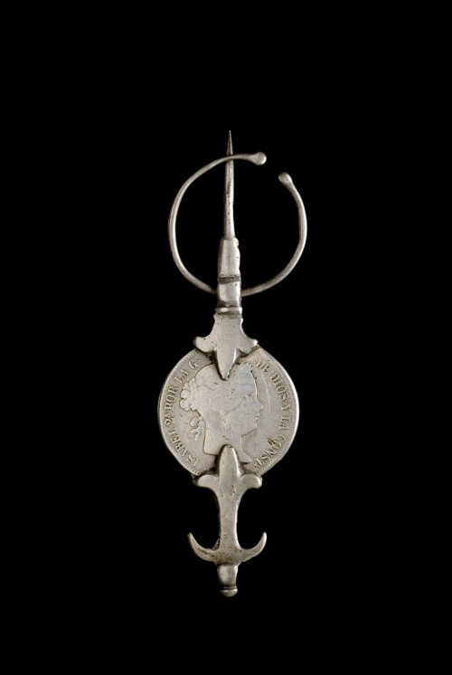 Lote formado por doce fíbulas con monedas 