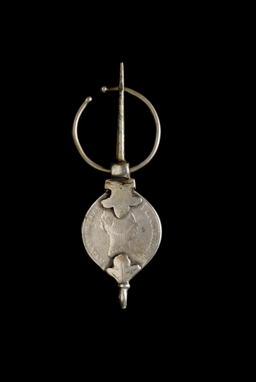 Lote formado por doce fíbulas con monedas 