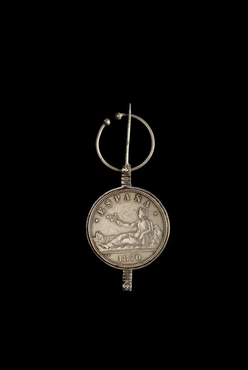 Lote formado por ocho fíbulas con monedas españolas del Rif