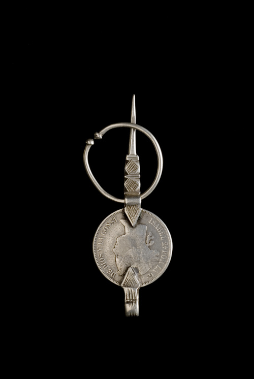 Lote formado por ocho fíbulas con monedas españolas del Rif