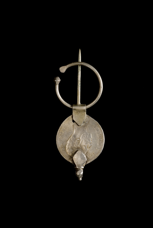 Lote formado por ocho fíbulas con monedas españolas del Rif