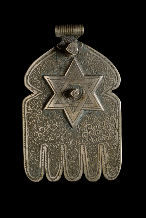 Lote formado por una Mano de Fátima y un talismán.