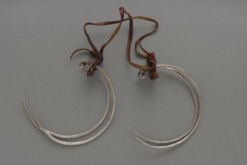 Lote formado por dos pares de pendientes, unos de Jbel Bani