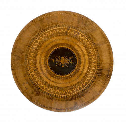 Mesa velador isabelina en madera de nogal y marquetería de 