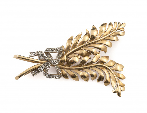 Broche años 50 con dos plumas unidas por lazo de diamantes