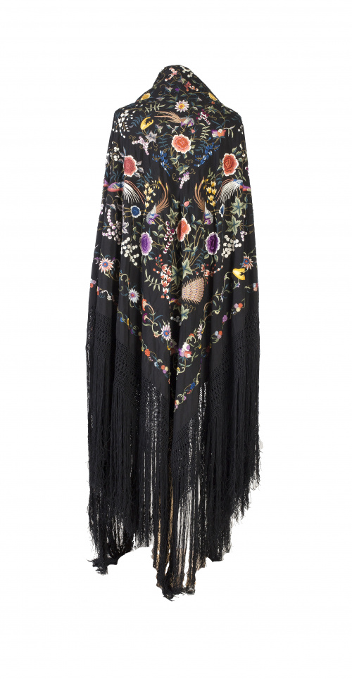 Mantón de “Manila”, bordado sobre negro con hilos de color 
