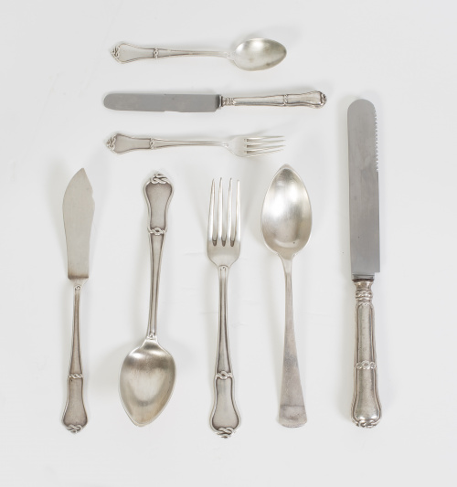 Cubertería en plata de diferentes marcas pero con la misma 