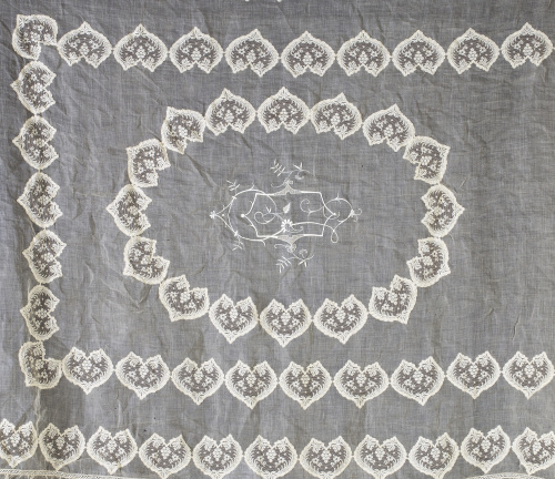 Colcha de batista e hilos sacados con decoración bordada de