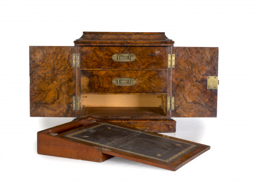 Caja de viaje de madera de raíz, contiene en el interior un