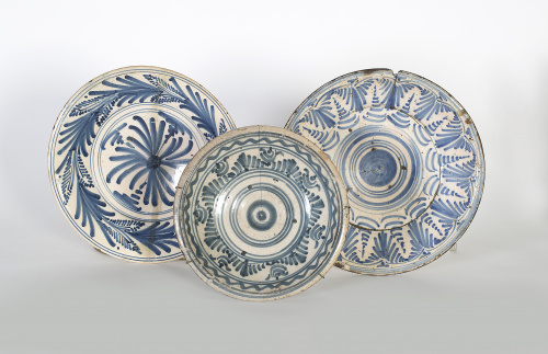 Plato de cerámica esmaltada en azul y blanco.Talavera, S. 