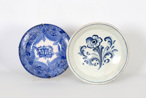 Plato acuencado decorado con la flor de la adormidera o mar