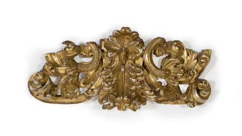 Remate barroco de madera tallada y dorada, con hojas y conc