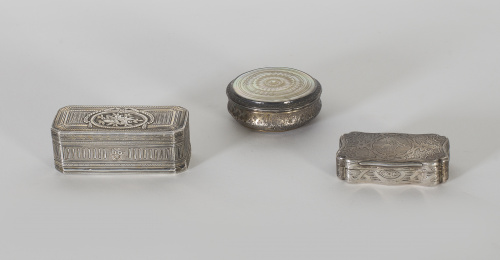 Caja de rapé Luis XVI  de doble tapa, decoración grabada e 