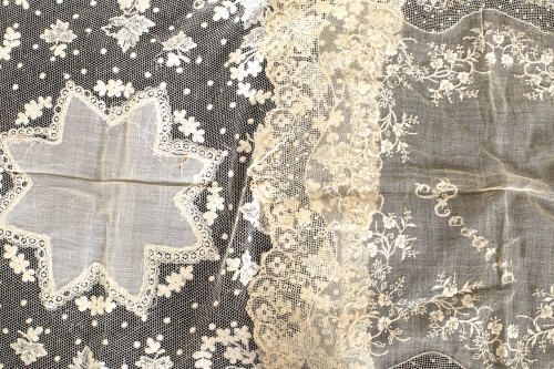 Tres paños bordados en batista y tul, S. XIX