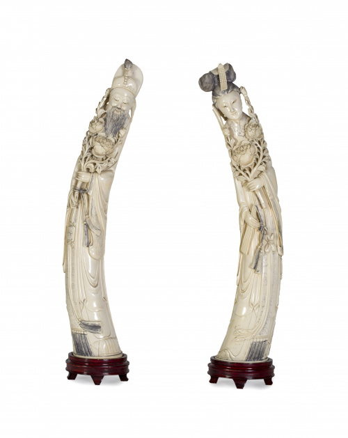 “Pareja de dignatarios” Esculturas con ramos de peonías, e