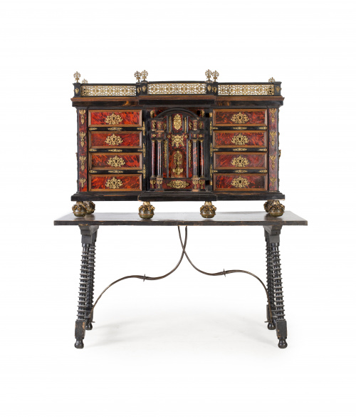 Bargueño Carlos II en madera de ébano, palosanto, carey y a