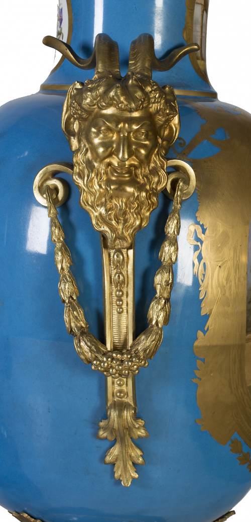 Pareja de jarrones estilo Luis XVI a la manera de Sévres de