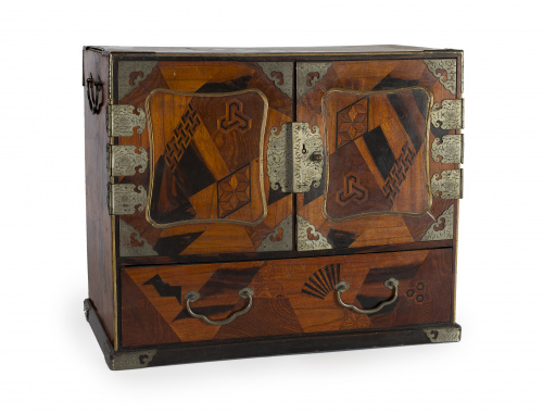 Cabinet en madera con decoración de marquetería e interior 