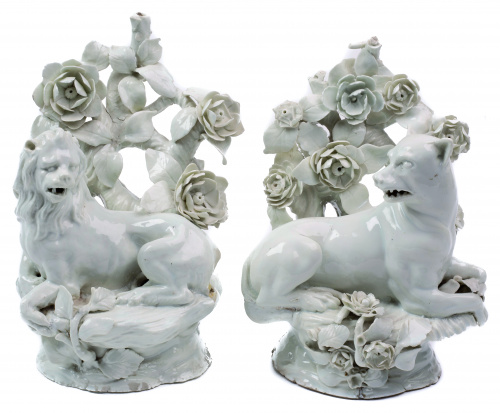 “León y leona”Porcelana blanca esmaltada, S. XVIII