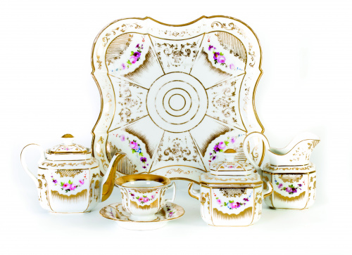 Juego de porcelana esmaltada y dorada.Trabajo francés, med