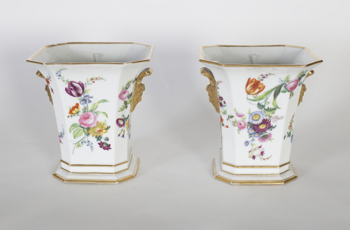 Pareja de vasos de porcelana esmaltada decorada con flores,