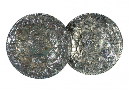 Pareja de platos de plata de decoración de repujada de hoja