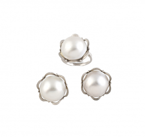 Conjunto de pendientes y sortija con perla mabe en montura 