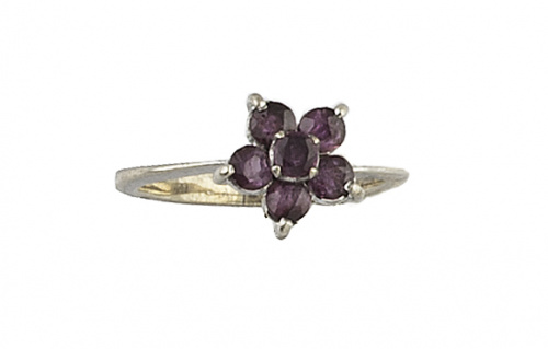 Sortija con rubíes en forma de flor sujetos por garras en o