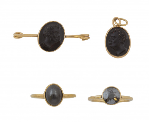 Lote de dos anillos, colgante y broche en ónix