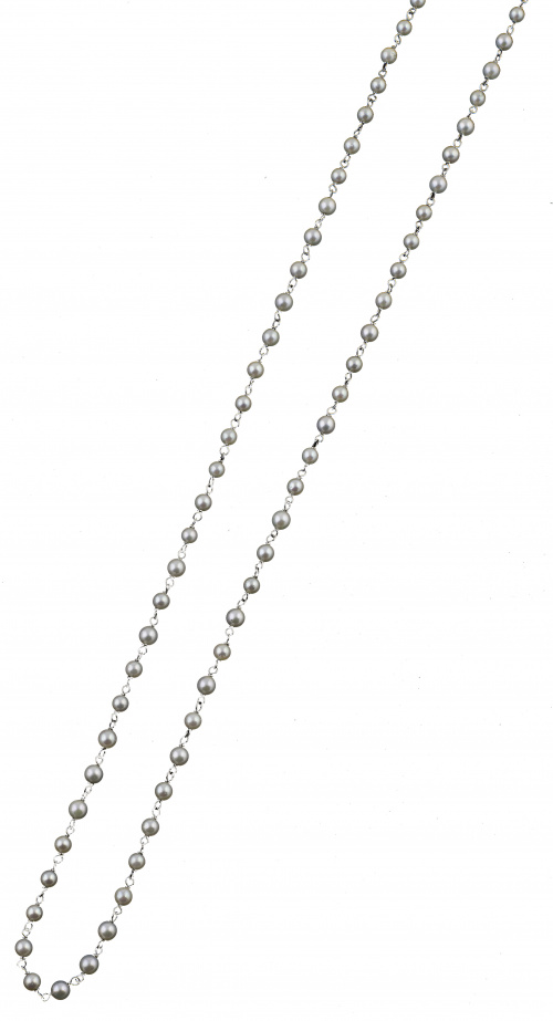 Cadena larga de perlas cultivadas de 4 mm alternas con esla