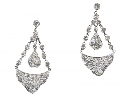 Pendientes largos de platino y brillantes de pp. S. XX