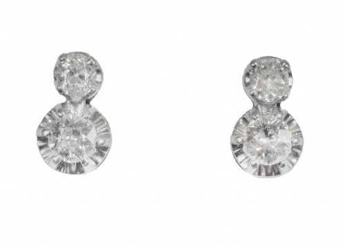 Pendientes con dos brillantes de diferente tamaño engastado