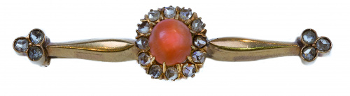 Broche de pp. S. XX con coral central orlado de diamantes y