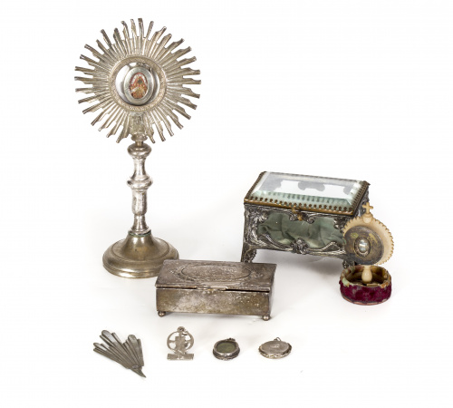 Cofre Art-nouveau en cristal y metal con decoración de hoja