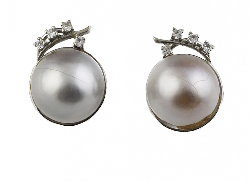 Lote formado por  pendientes de perlas, y un conjunto de pe