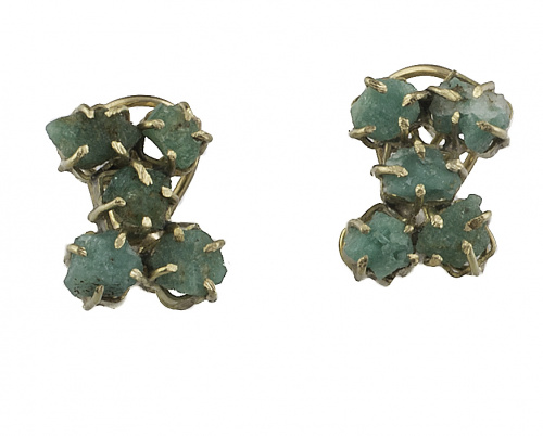 Lote formado por un conjunto de sortija y pendientes, y sor