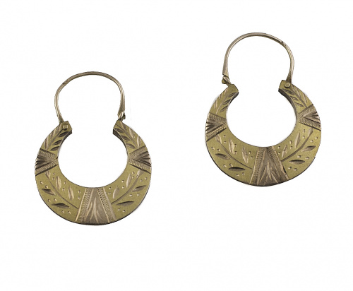 Lote formado por pendientes en oro grabado y dos sortijas A