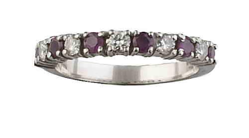 Sortija media alianza de rubíes y brillantes en oro blanco 