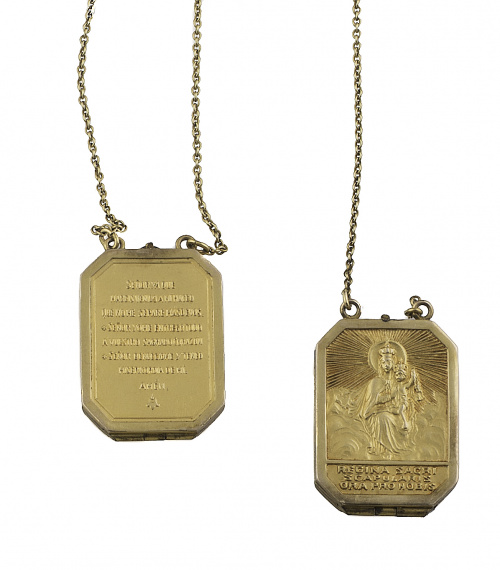 Lote formado por varias cadenas con medallas, una cruz y re