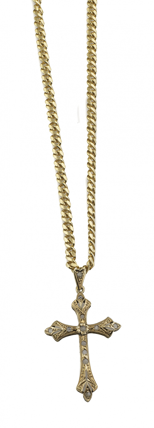 Lote formado por varias cadenas con medallas, una cruz y re