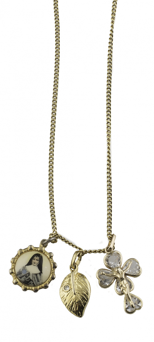 Lote formado por dos cadenas; una en oro de 18K y otra de m