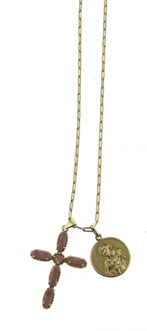 Lote formado por dos cadenas; una en oro de 18K y otra de m