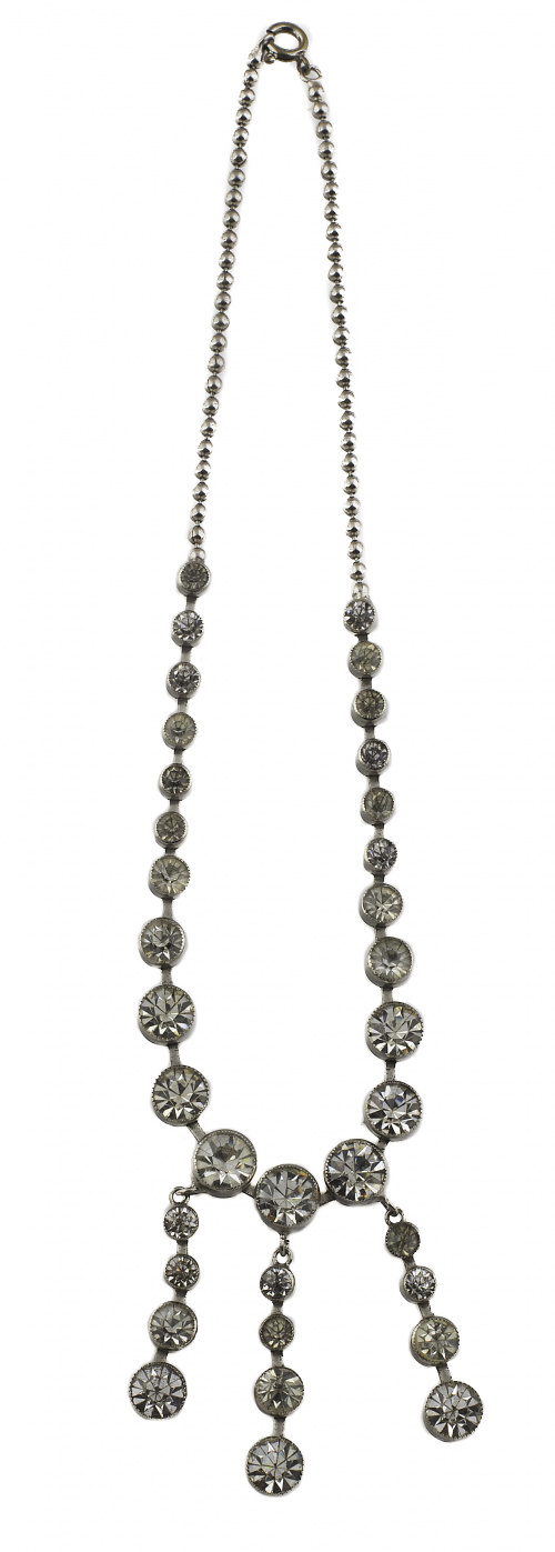 Lote de diez piezas de bisutería de distintas épocas