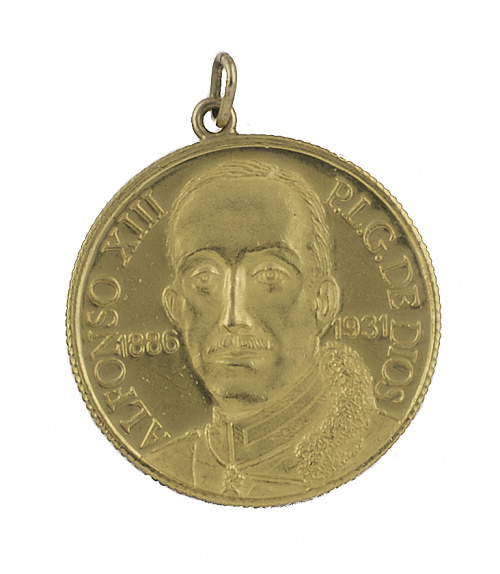 Lote formado por colgante con medalla de Alfonso XIII en or